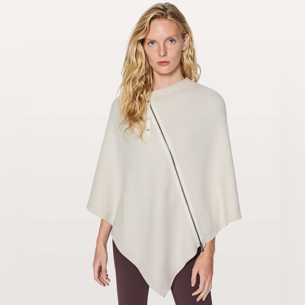 Lululemon On The Go Poncho
Heathered Angel Wing